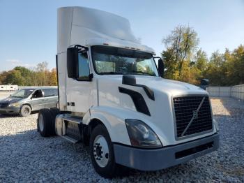  Salvage Volvo Vnl