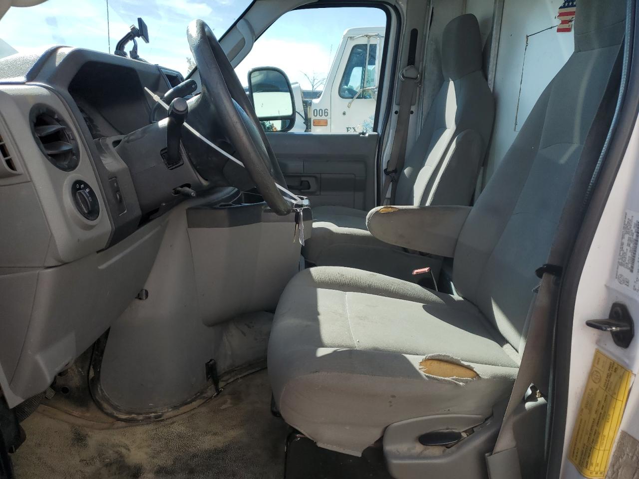 Ford Econoline E350 Super Duty E350 Super Duty Cutaway Van Image 9