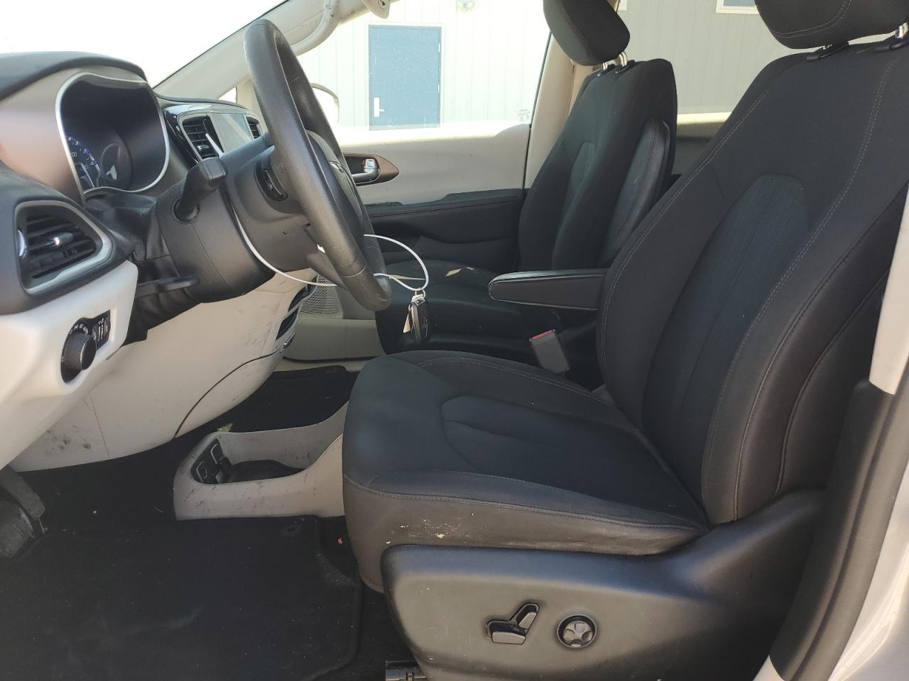 Chrysler Pacifica Touring Image 4