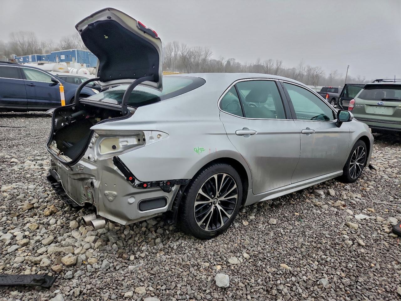 Toyota Camry L Image 12