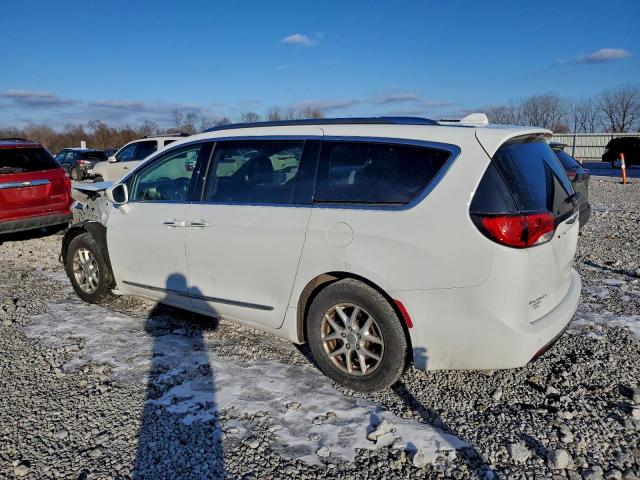 Chrysler Pacifica Touring L Image 3