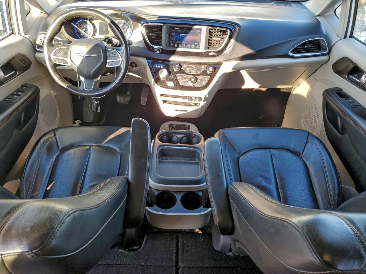 Chrysler Pacifica Touring L Image 8