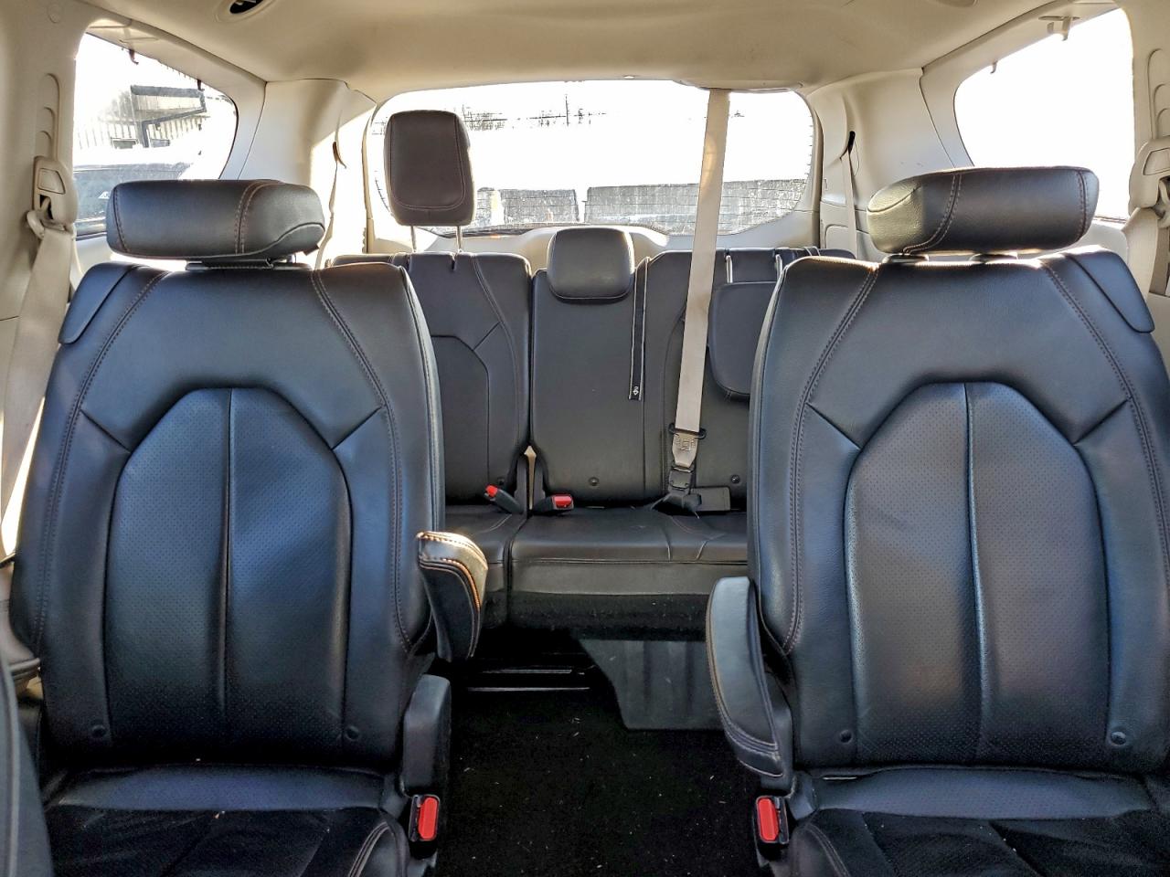 Chrysler Pacifica Touring L Image 10