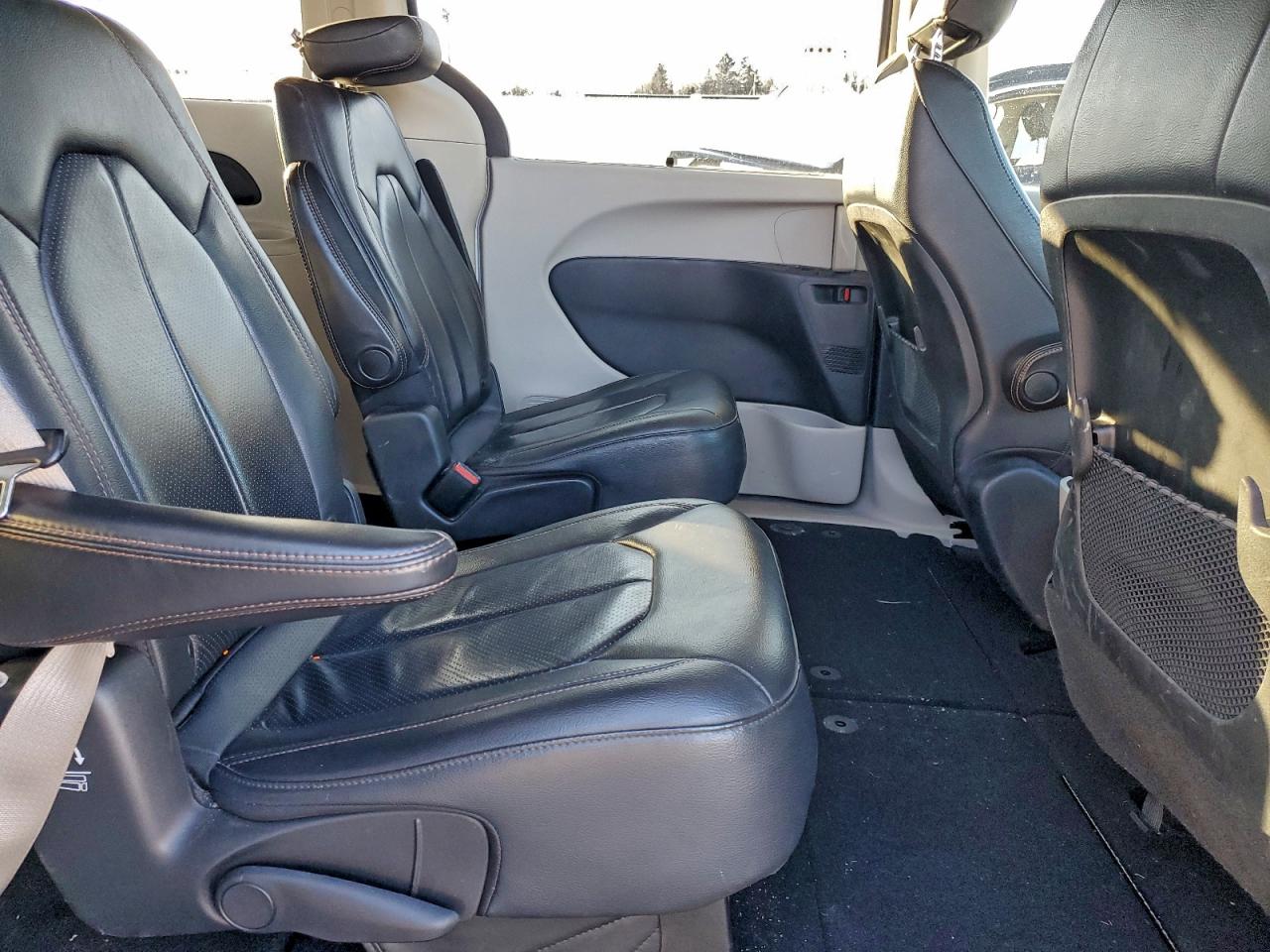 Chrysler Pacifica Touring L Image 12