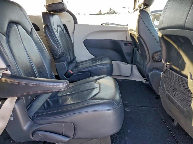 Chrysler Pacifica Touring L Image 12