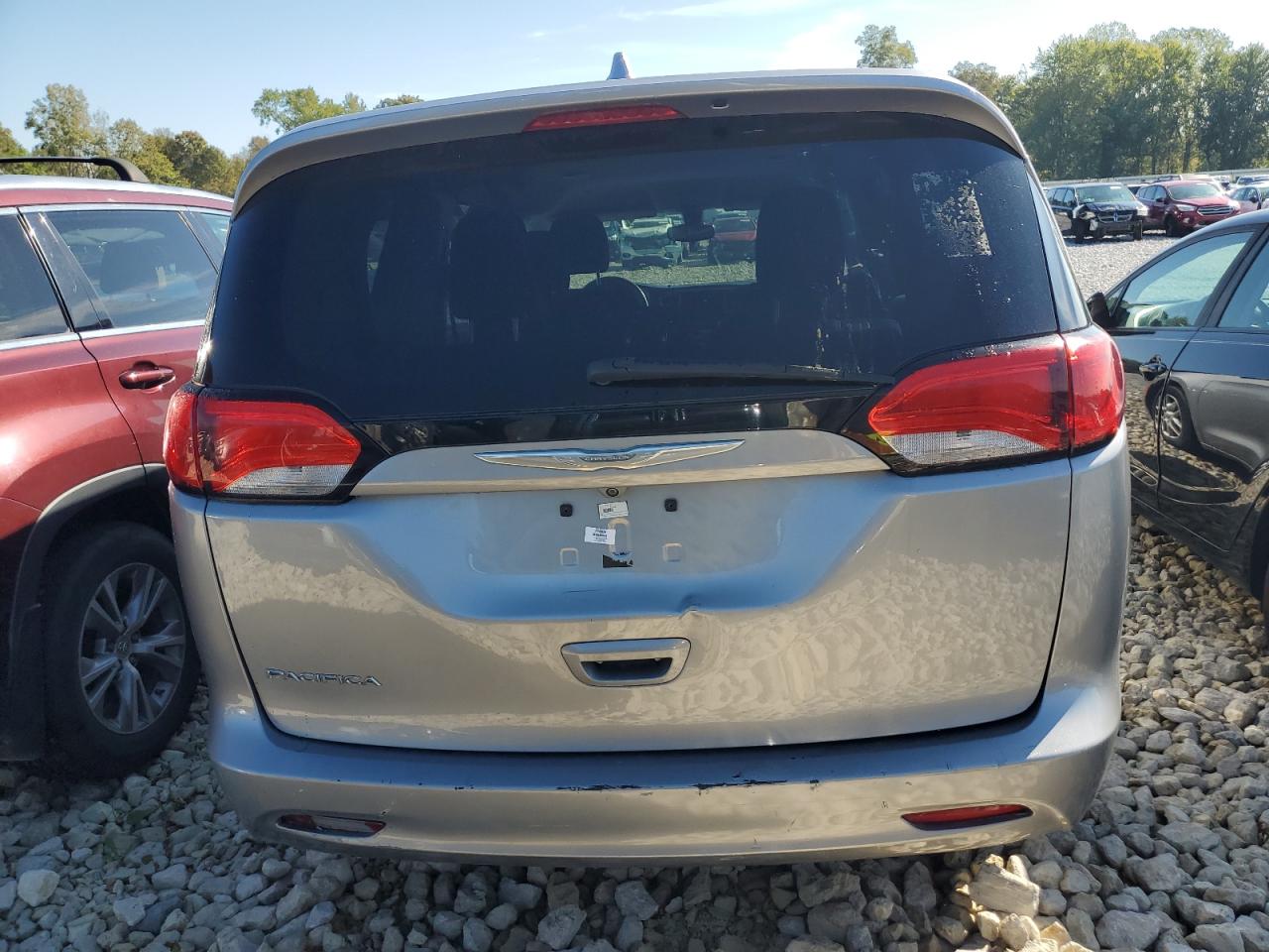 Chrysler Pacifica Touring Image 4