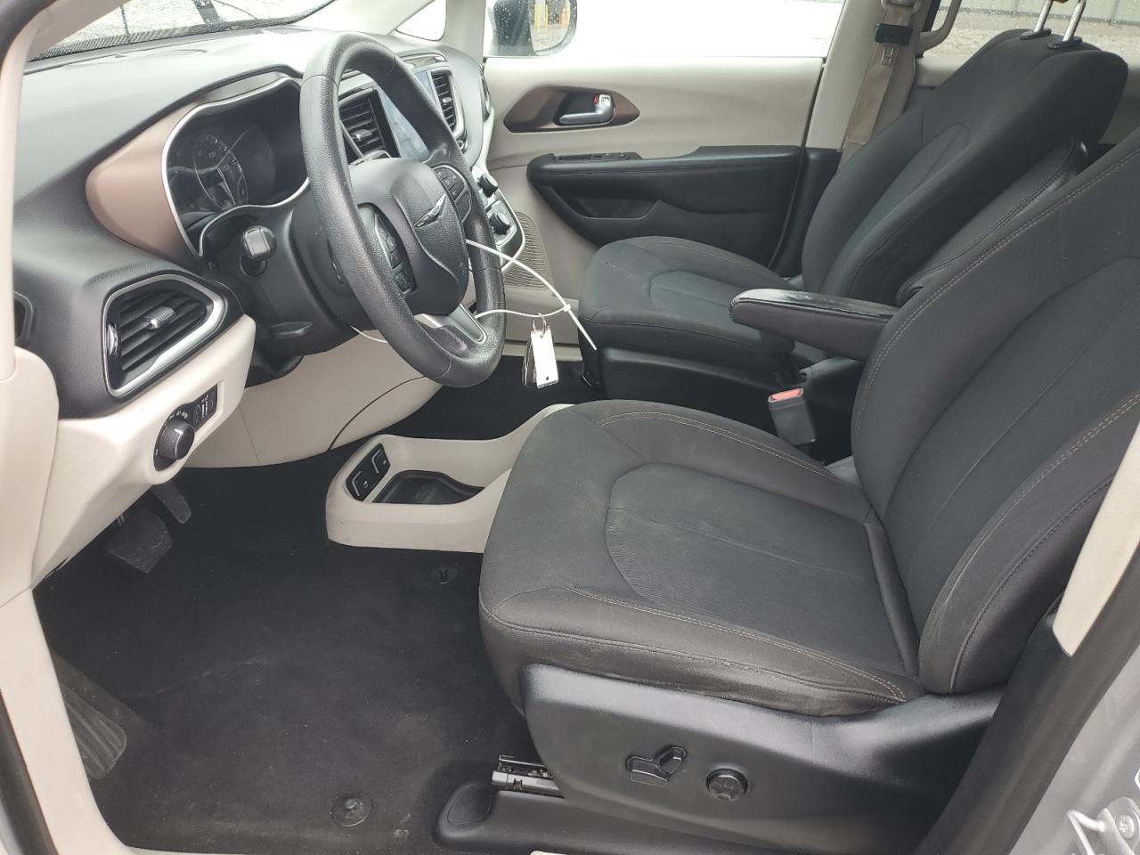 Chrysler Pacifica Touring Image 5