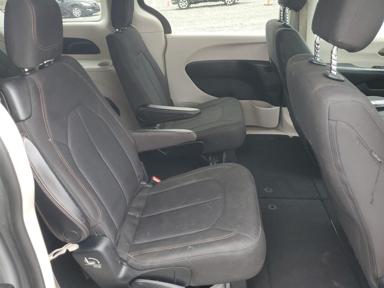 Chrysler Pacifica Touring Image 10